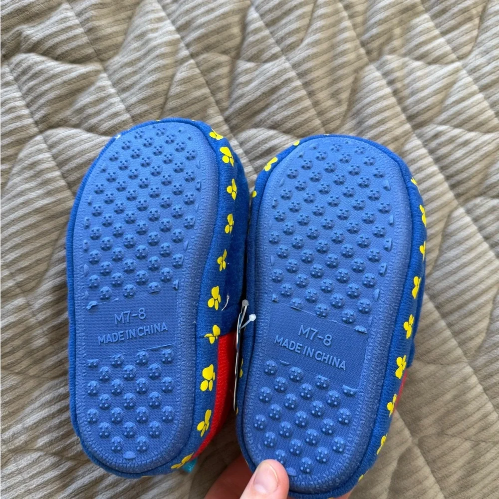 New with tags Kid’s Size 7-8 Paw Patrol Blue and Red Character Slippers